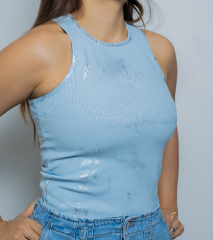 Camiseta rib tirantes color azul con efecto metalizado bordado color plateado