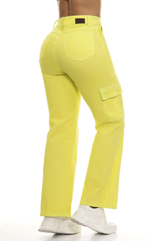 10085 Pantalón cargo bpt, efecto levanta cola tiro Súper alto,stretch  color amarillo neón